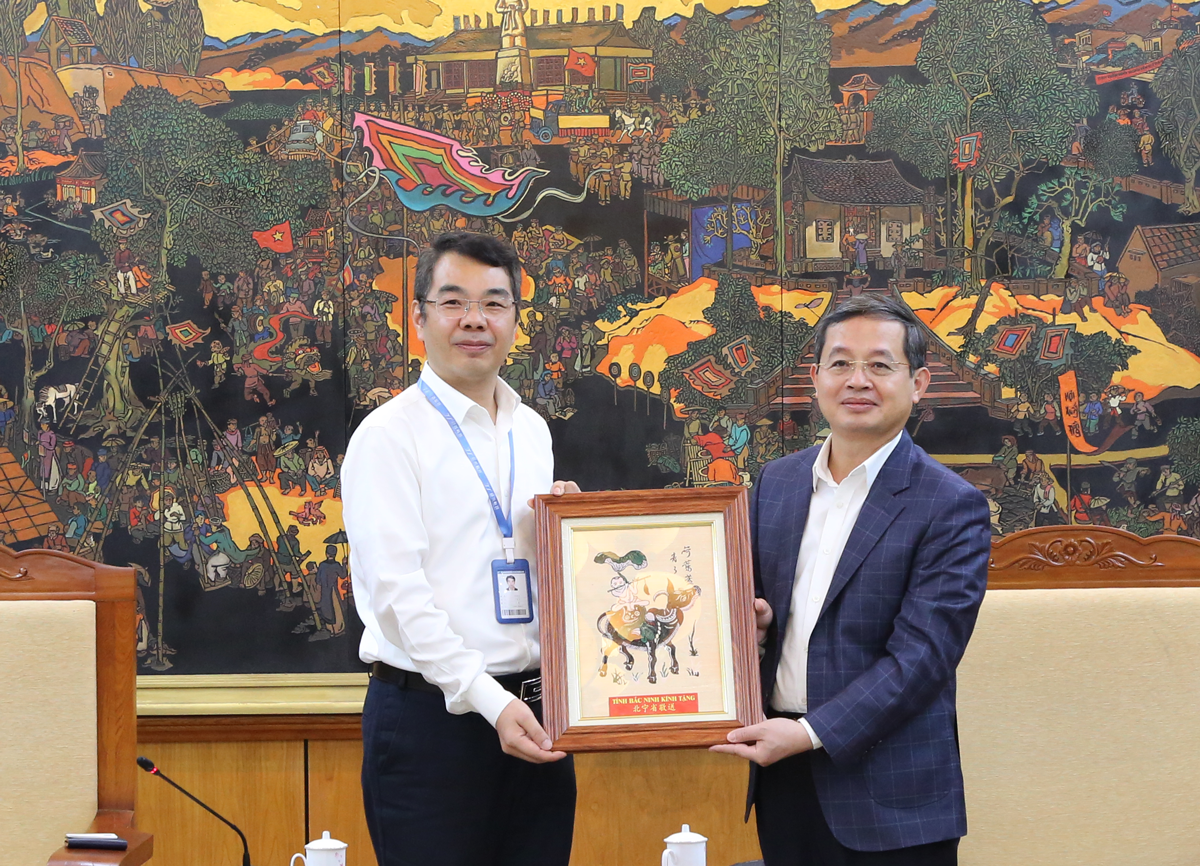 Chủ tịch UBND tỉnh Phạm Hoàng Sơn tặng ông Chen Rui Sheng tranh dân gian Đông Hồ.