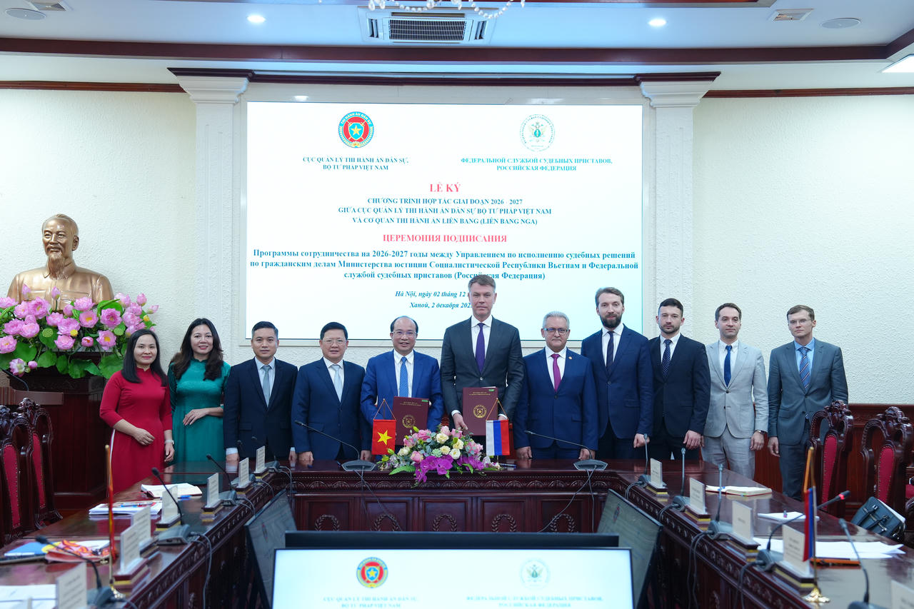 Cục trưởng Cục Quản lý THADS Nguyễn Thắng Lợi và ông Dmitry Aristov, Giám đốc Cơ quan Thi hành án Liên bang Nga ký kết Chương trình hợp tác giai đoạn 2026 – 2027. 