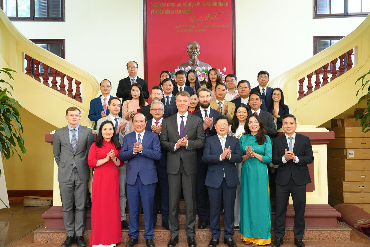 Thứ trưởng Mai Lương Khôi, ông Dmitry Aristov, Giám đốc Cơ quan Thi hành án Liên bang Nga chụp ảnh lưu niệm cùng đại biểu hai Bên.