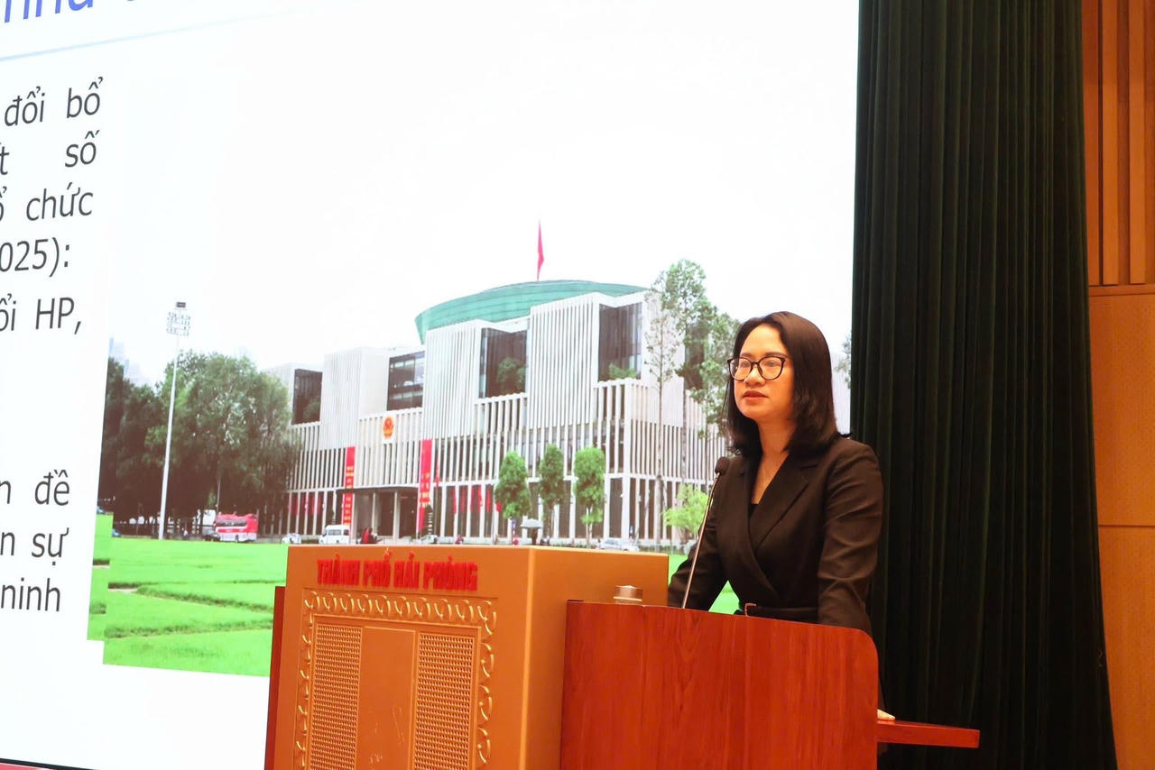 Báo cáo viên giới thiệu những nội dung cơ bản về của Luật Bầu cử đại biểu Quốc hội và đại biểu HĐND năm 2015; được sửa đổi, bổ sung năm 2025 và các văn bản hướng dẫn thi hành.