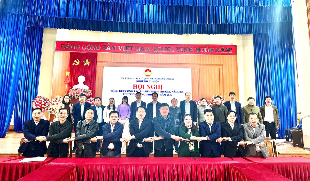 Các đại biểu ký giao ước thi đua.