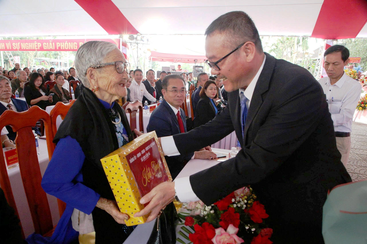 Ông Trầm Quế Hương - Bí thư Đảng ủy xã Sơn Cẩm Hà tặng quà tri ân đến Mẹ VNAH Nguyễn Thị Hiên.