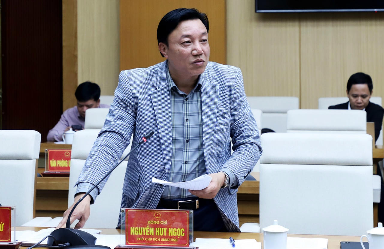 Phó Chủ tịch UBND tỉnh Nguyễn Huy Ngọc phát biểu tại phiên họp. (Ảnh: phutho.gov.vn)