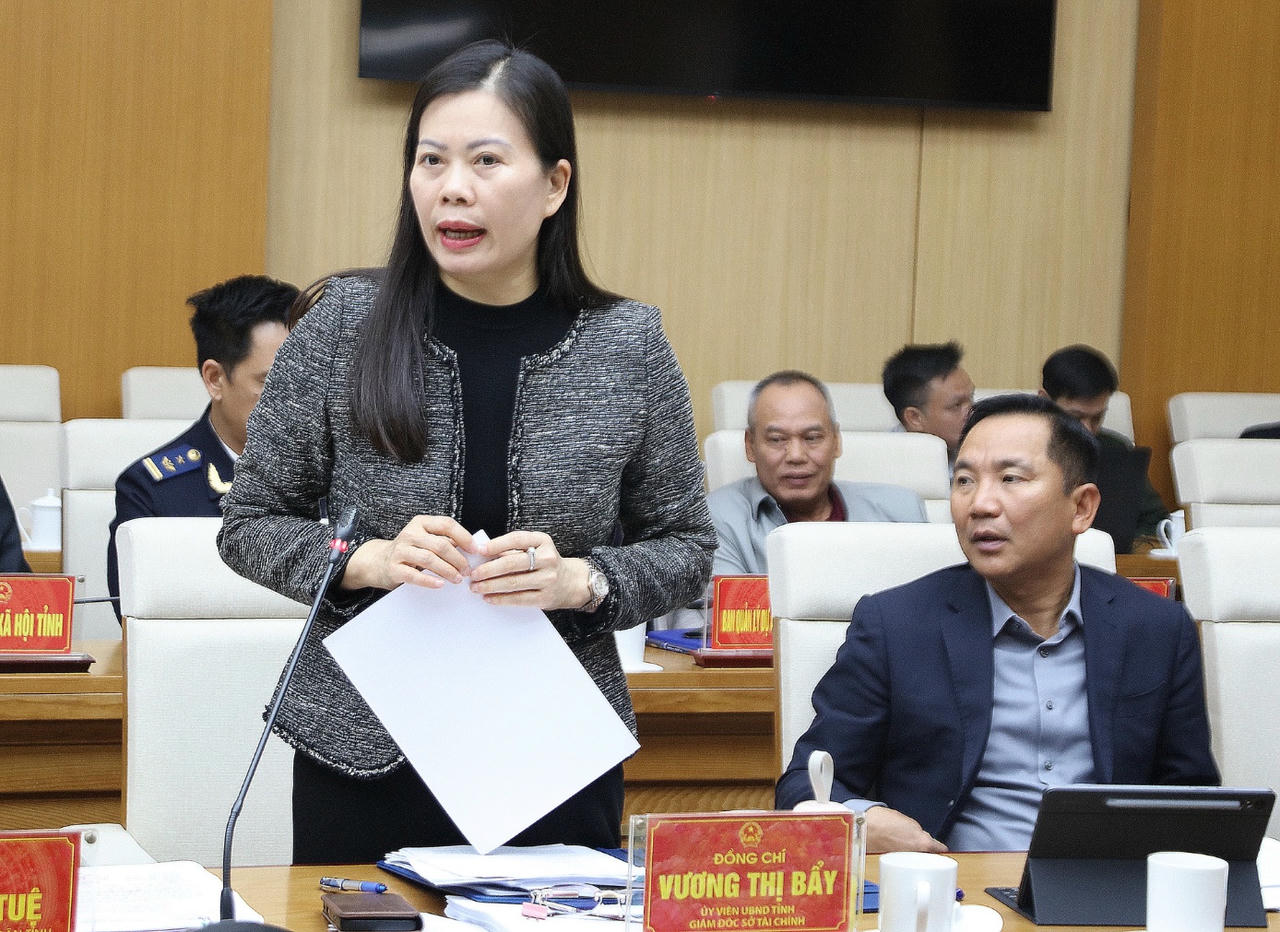 Giám đốc Sở Tài chính Vương Thị Bẩy báo cáo tình hình phát triển kinh tế - xã hội và kết quả thực hiện kế hoạch giải ngân vốn đầu tư công trên địa bàn tỉnh. (Ảnh: phutho.gov.vn)