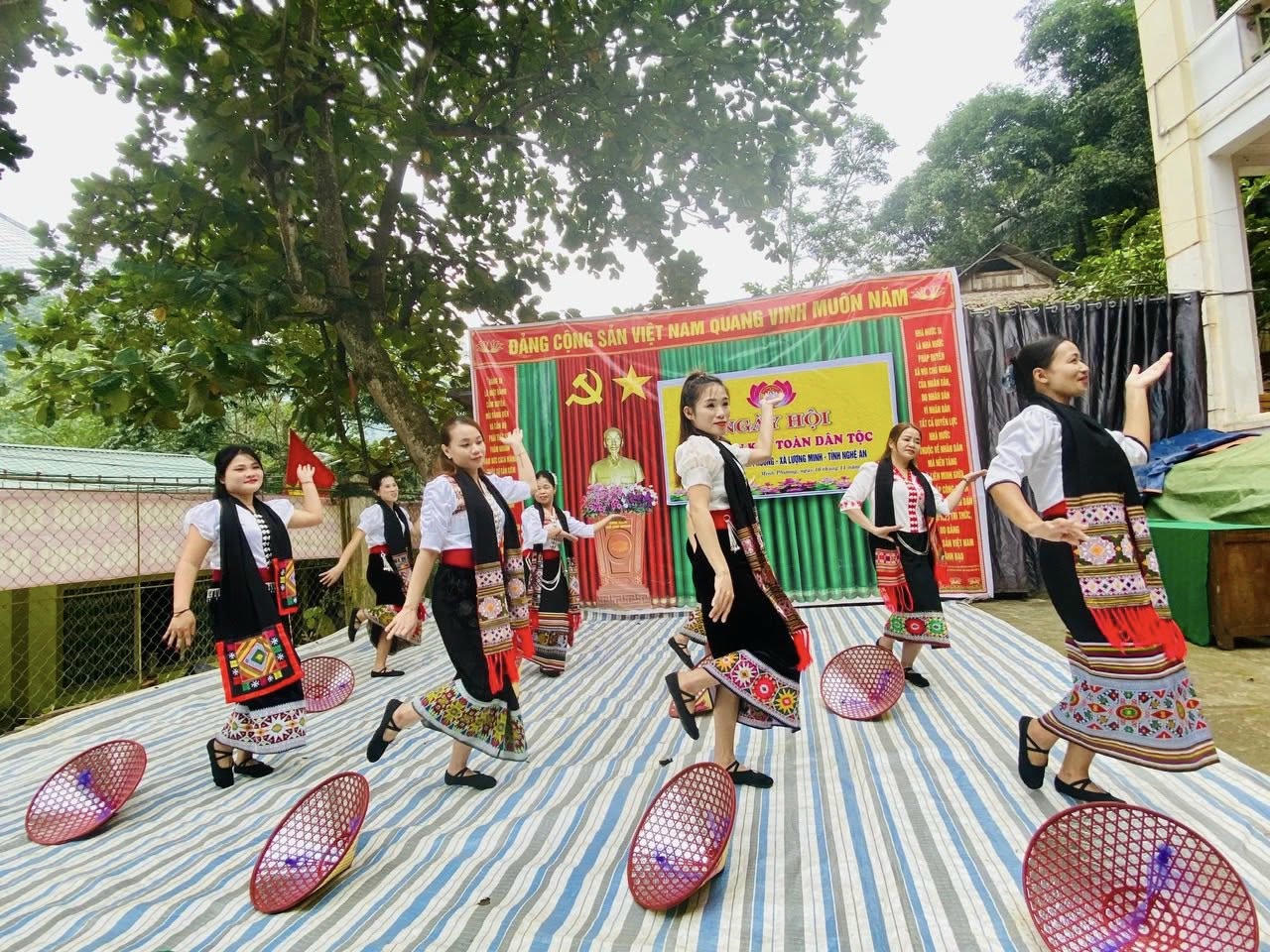 Người dân xã Lượng Minh vui ngày hội Đại đoàn kết.