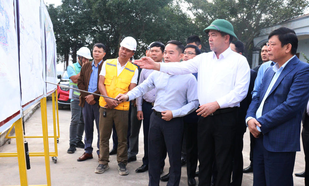Ông Nguyễn Hồng Thái, Bí thư Tỉnh ủy, cùng lãnh đạo tỉnh và các đơn vị liên quan kiểm tra thực địa, nắm bắt tiến độ dự án.