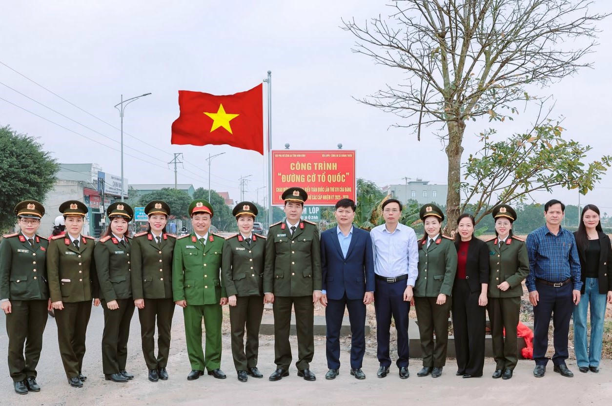Đại tá Trần Xuân Phú, Phó Bí thư Đảng ủy, Phó Giám đốc Công an tỉnh Ninh Bình chụp ảnh cùng các đại biểu tại Công trình "Đường Cờ Tổ quốc"