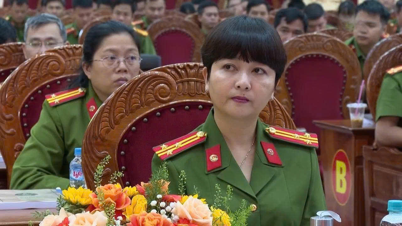 Thượng tá Ksor H'Bơ Khắp, Phó Giám đốc Công an tỉnh chỉ đạo tại Hội nghị.