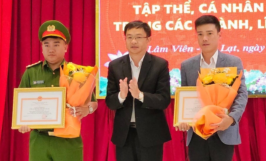 Bí thư phường Lâm Viên - Đà Lạt tặng Giấy khen của Giám đốc Công an tỉnh Lâm Đồng cho tập thể Công an phường Lâm Viên - Đà Lạt và ông&nbsp;Trương Hoàng Long.
