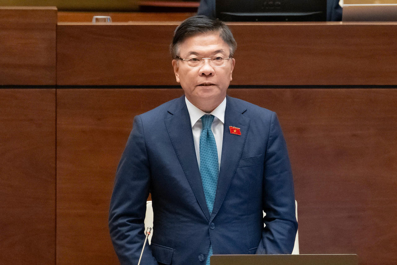 Phó Thủ tướng Lê Thành Long làm rõ vấn đề đại biểu quan tâm.