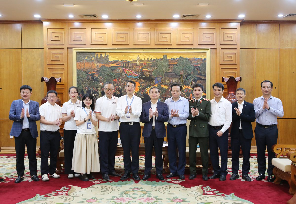 Các đại biểu chụp ảnh lưu niệm.