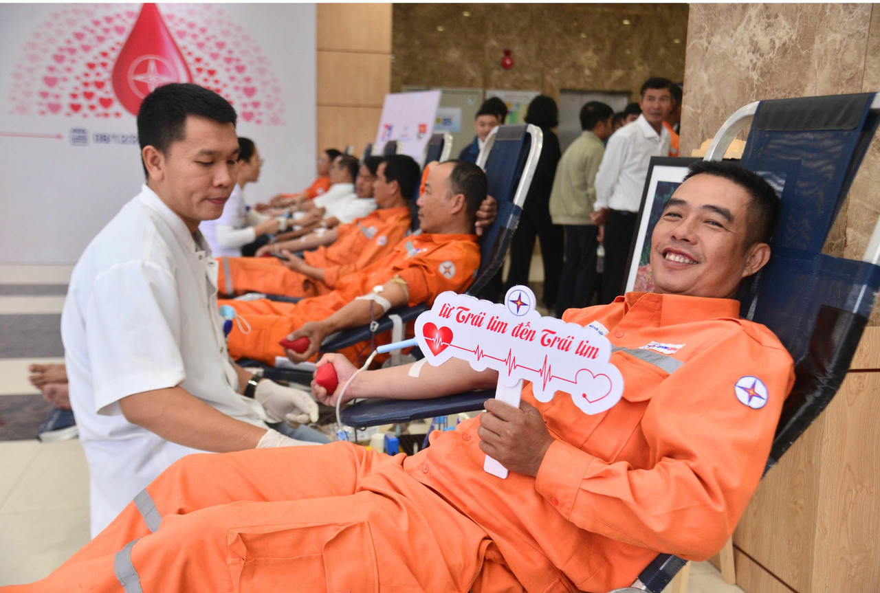 Nghĩa cử hiến máu cứu người trở thành nét đẹp truyền thống của CBCNV PC Huế.