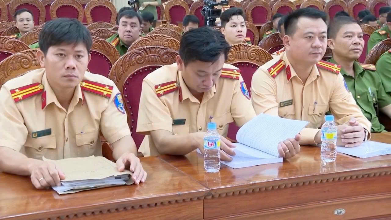 Cán bộ Công an cơ sở tập trung cao độ, nghiêm túc tiếp thu các nội dung quán triệt về quy trình nghiệp vụ mới.