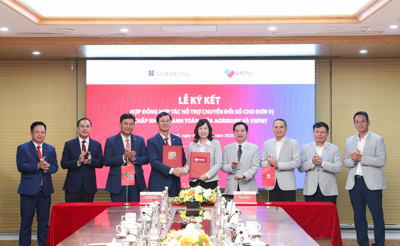 Đại diện Agribank và VNPAY ký kết hợp tác triển khai gói giải pháp chuyển đổi số cho hộ kinh doanh.