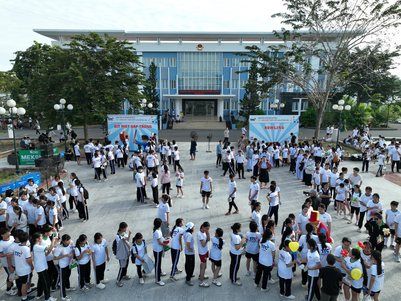 Sự háo hức của các em học sinh khi tham gia các trò chơi vui nhộn.