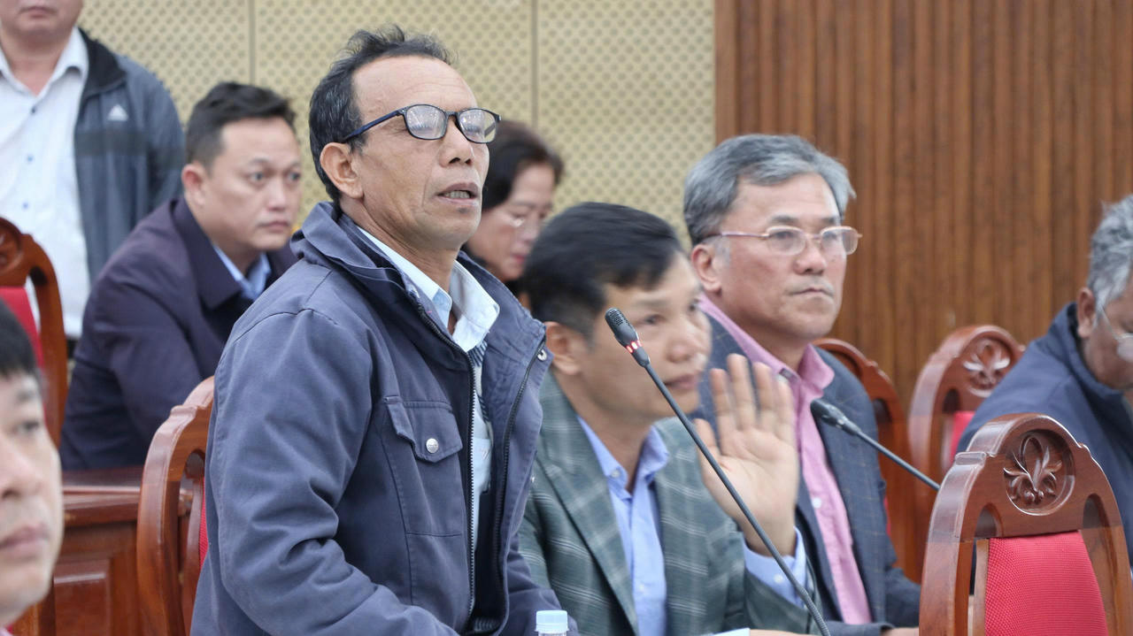 Đại biểu đặt câu hỏi.