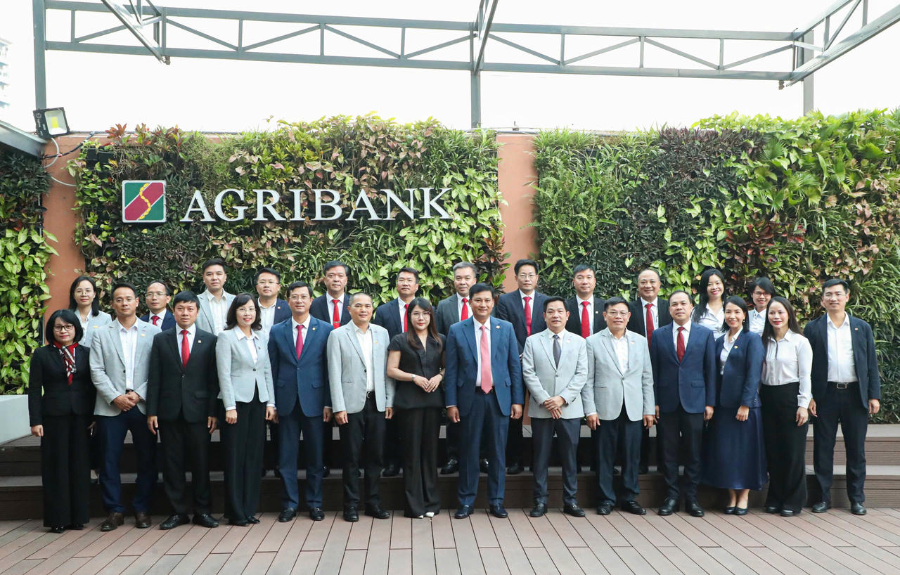 Các đại biểu Agribank và VNPAY dự lễ ký kết chụp ảnh lưu niệm.