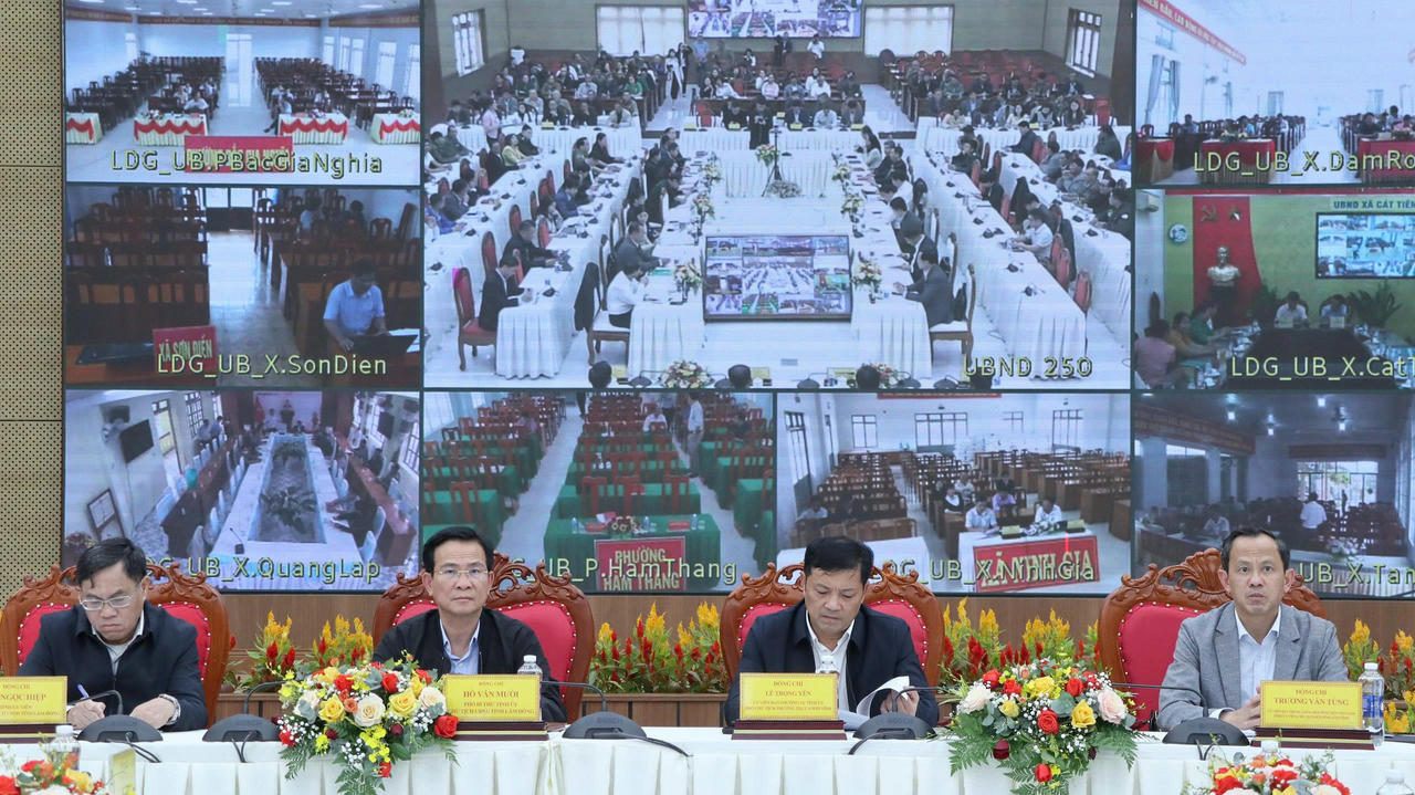 Chủ tịch UBND tỉnh Lâm Đồng Hồ Văn Mười và lãnh đạo UBND tỉnh, Hội Nông dân tỉnh chủ trì hội nghị.