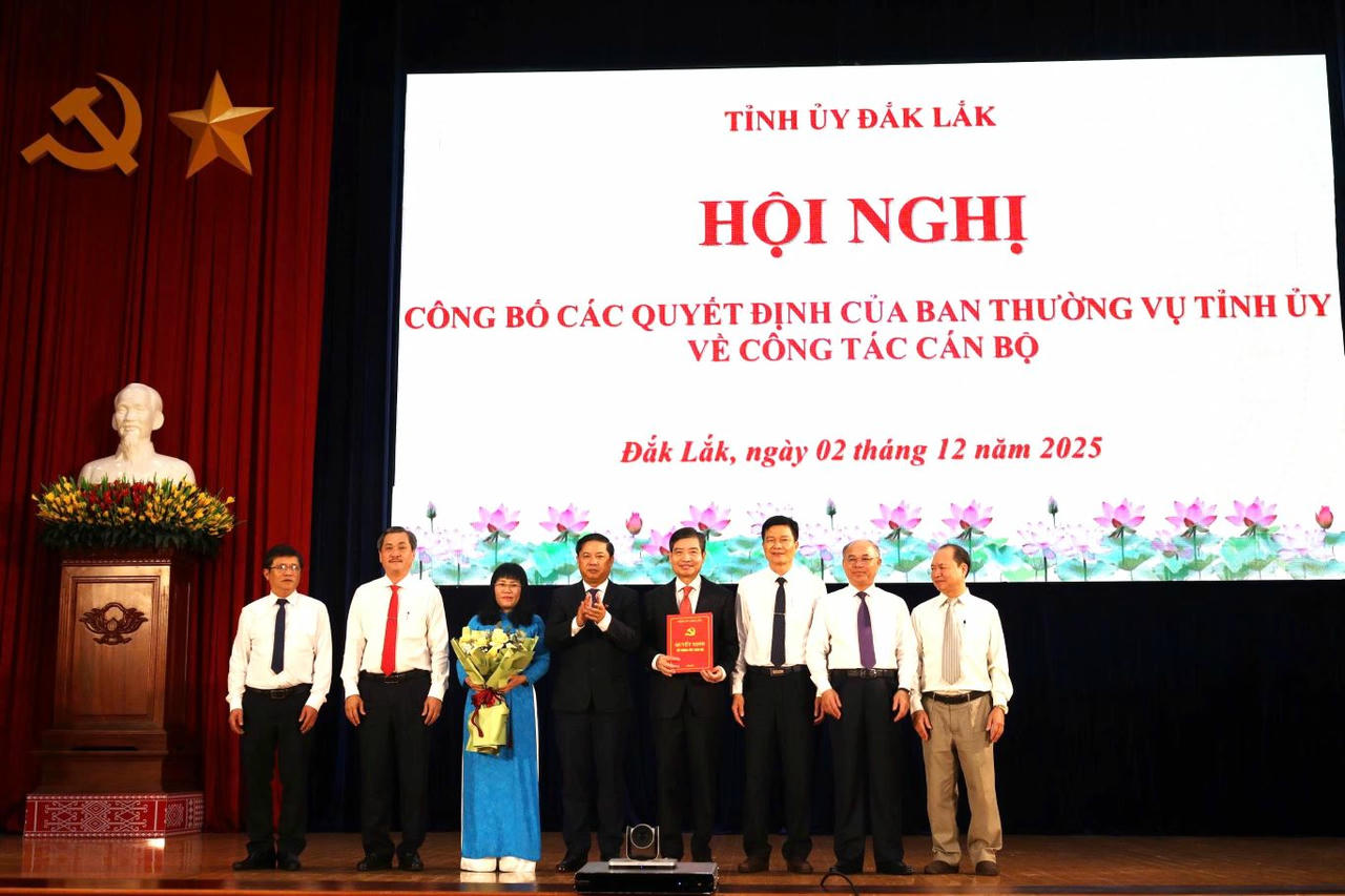 Bí thư Tỉnh ủy Đắk Lắk Lương Nguyễn Minh Triết trao Quyết định chỉ định cho các cán bộ. (Ảnh: Kim Bảo)