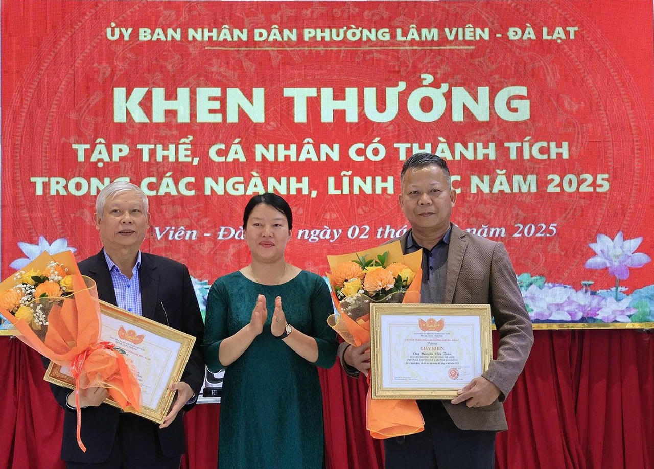 Bà Trần Thị Vũ Loan, Chủ tịch phường Lâm Viên - Đà Lạt tặng Giấy khen cho 2 người dân trao trả động vật cần bảo tồn cho cơ quan kiểm lâm.