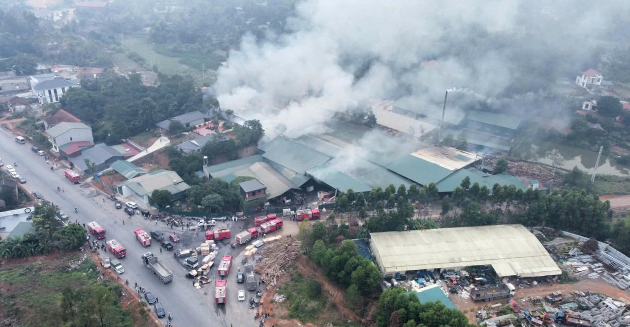 Phú Thọ: Cháy xưởng sản xuất ván ép rộng hàng nghìn mét vuông