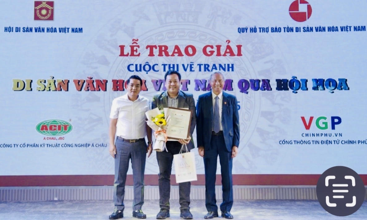 Ban tổ chức trao giải Nhất cuộc thi cho tác giả Lê Phi Hùng (ảnh Thùy Dương).