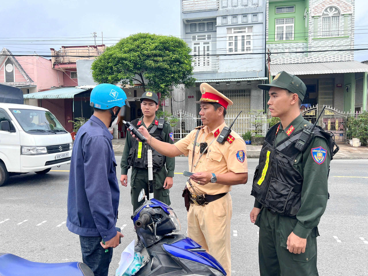 Lực lượng CSGT Cà Mau kiểm tra nồng độ cồn đối với người điều khiển xe máy.