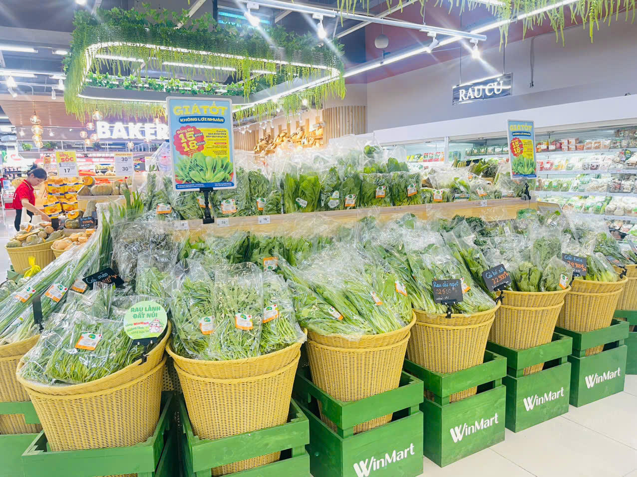 Rau xanh sạch được bán không lợi nhuận tại WinMart.