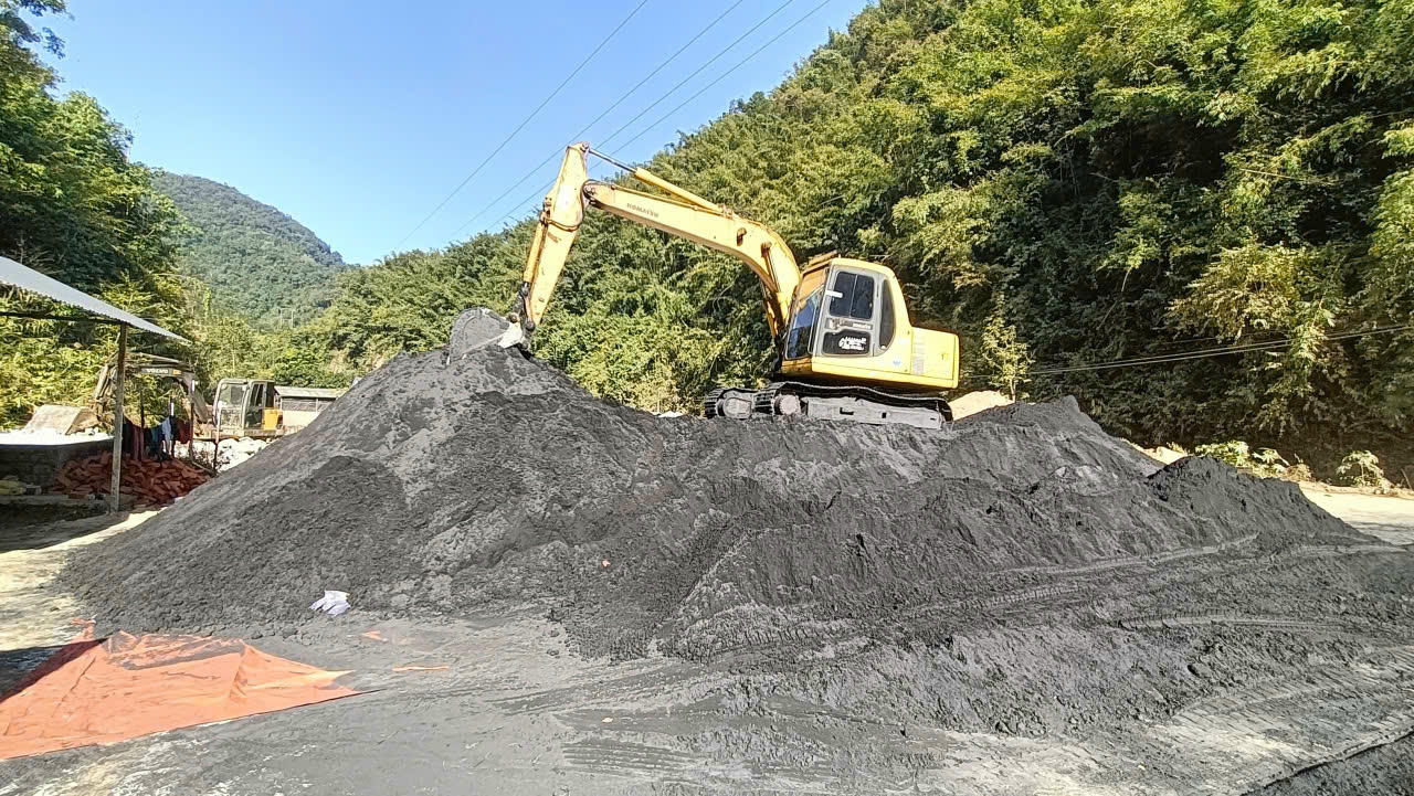Bãi tập kết quặng sắt trái phép bị lực lượng chức năng xã Phiêng Pằn phát hiện, xử lý.