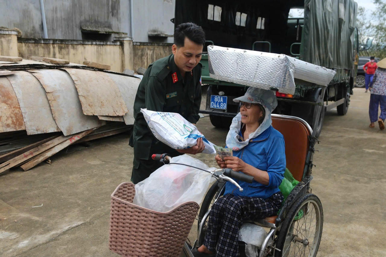 Đoàn công tác trao quà ưu tiên cho người khuyết tật chịu ảnh hưởng bởi mưa lũ tại phường Quy Nhơn Tây (Gia Lai).
