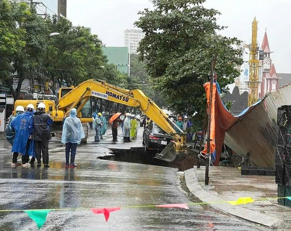 "hố tử thần" kéo dài hơn 10m, chiếm gần nửa lòng đường Nguyễn Công Trứ.