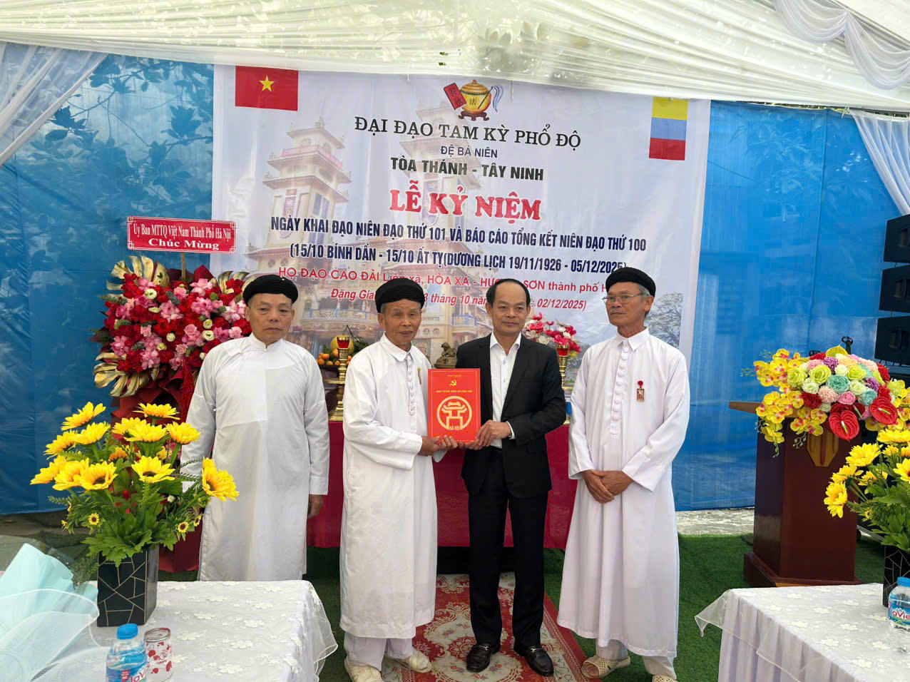 Ông Đinh Văn Khóa,&nbsp; Phó trưởng ban Tuyên giáo và Dân vận Thành Uỷ&nbsp; chúc mừng 