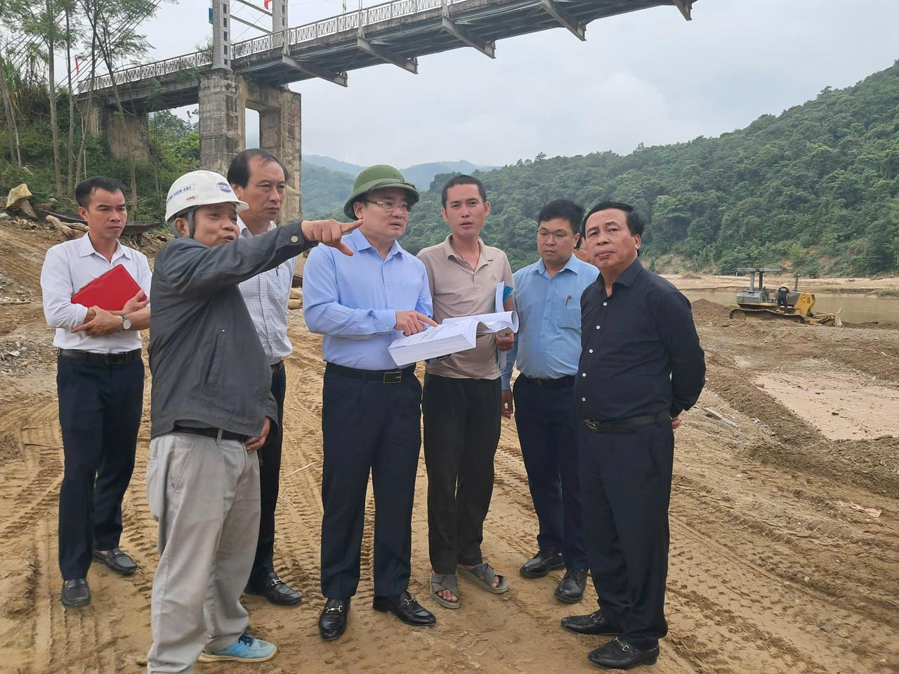 Phó chủ tịch Phùng Thành Vinh chỉ đạo công tác triển khai&nbsp;Dự án xây dựng cầu cứng Xiêng Thù (xã Chiêu Lưu) trong Chương trình MTQG&nbsp;