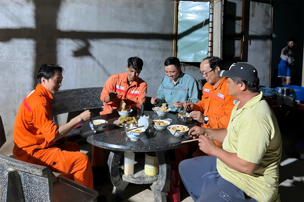 Những bát mì ăn vội đã trở thành kỷ niệm khó quên của Đội xung kích.