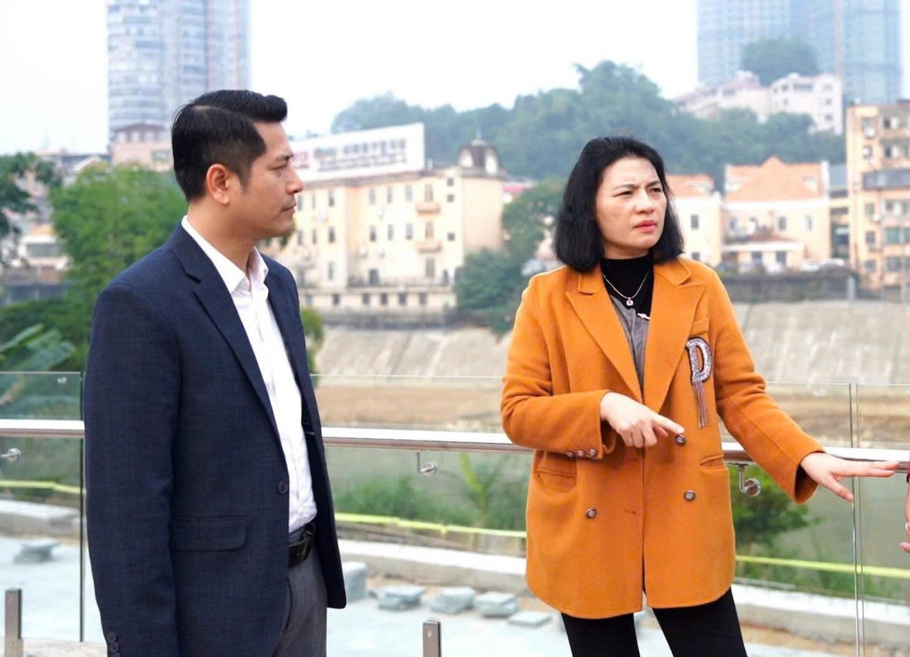 Bà Trần Thị Thuỳ Dung kiểm tra công tác chuẩn bị lễ hội.