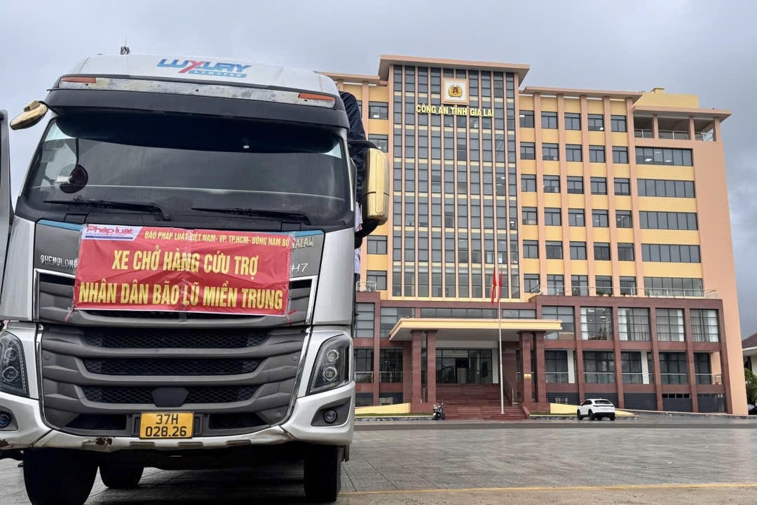 Báo Pháp luật Việt Nam chuyển hơn 20 tấn hàng hóa cứu trợ người dân vùng bão lũ  ở Gia Lai