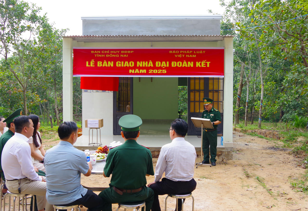 Buổi lễ bàn giao nhà cho chiến sỹ biên phòng Đồng Nai (ảnh: Hữu Thịnh) 