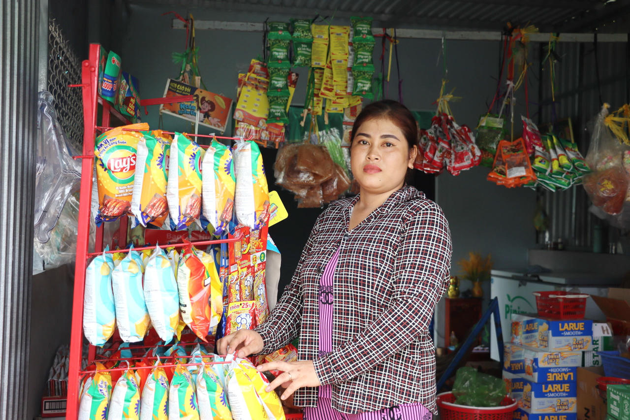 Bà Thạch Thị Sươl (ngụ ấp Vĩnh Mẫu, xã Vĩnh Hậu) được hỗ trợ nhà, vốn sản xuất, vươn lên thoát nghèo.