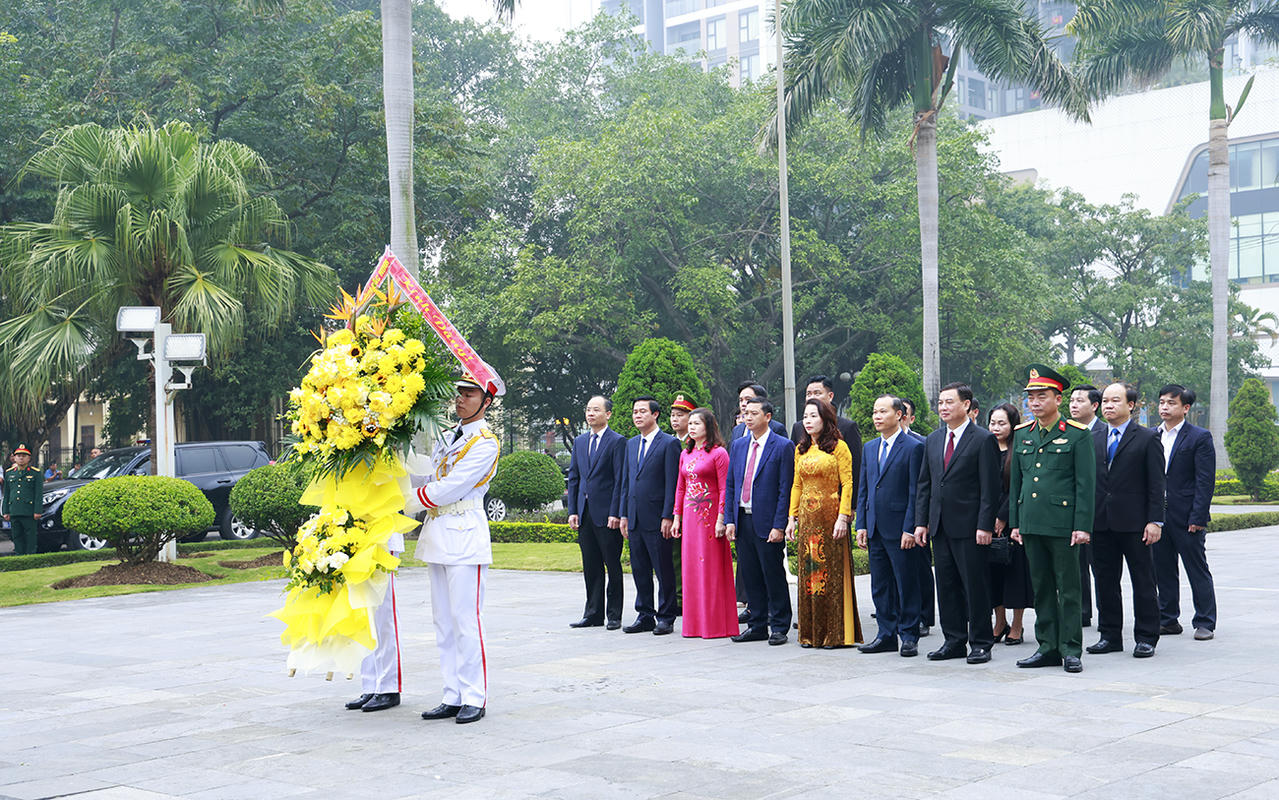 Đoàn đại biểu tỉnh đã thành kính dâng hoa, dâng hương tưởng niệm trước tượng đài đồng chí  Ngô Gia Tự.