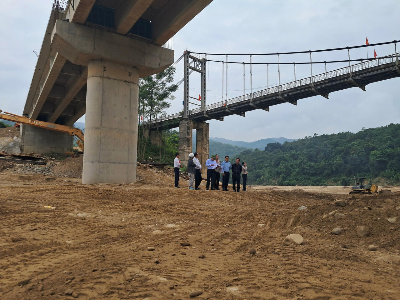 Đoàn công tác do Phó chủ tịch UBND tỉnh Nghệ An Phùng Thành Vinh dẫn đầu kiểm tra công trình từ nguồn Chương trình MTQG đang xây dựng tại Kỳ Sơn.&nbsp;