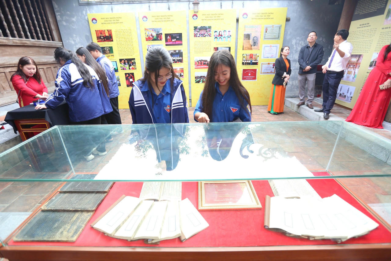 Triển lãm thu hút rất đông học sinh đến tham quan.