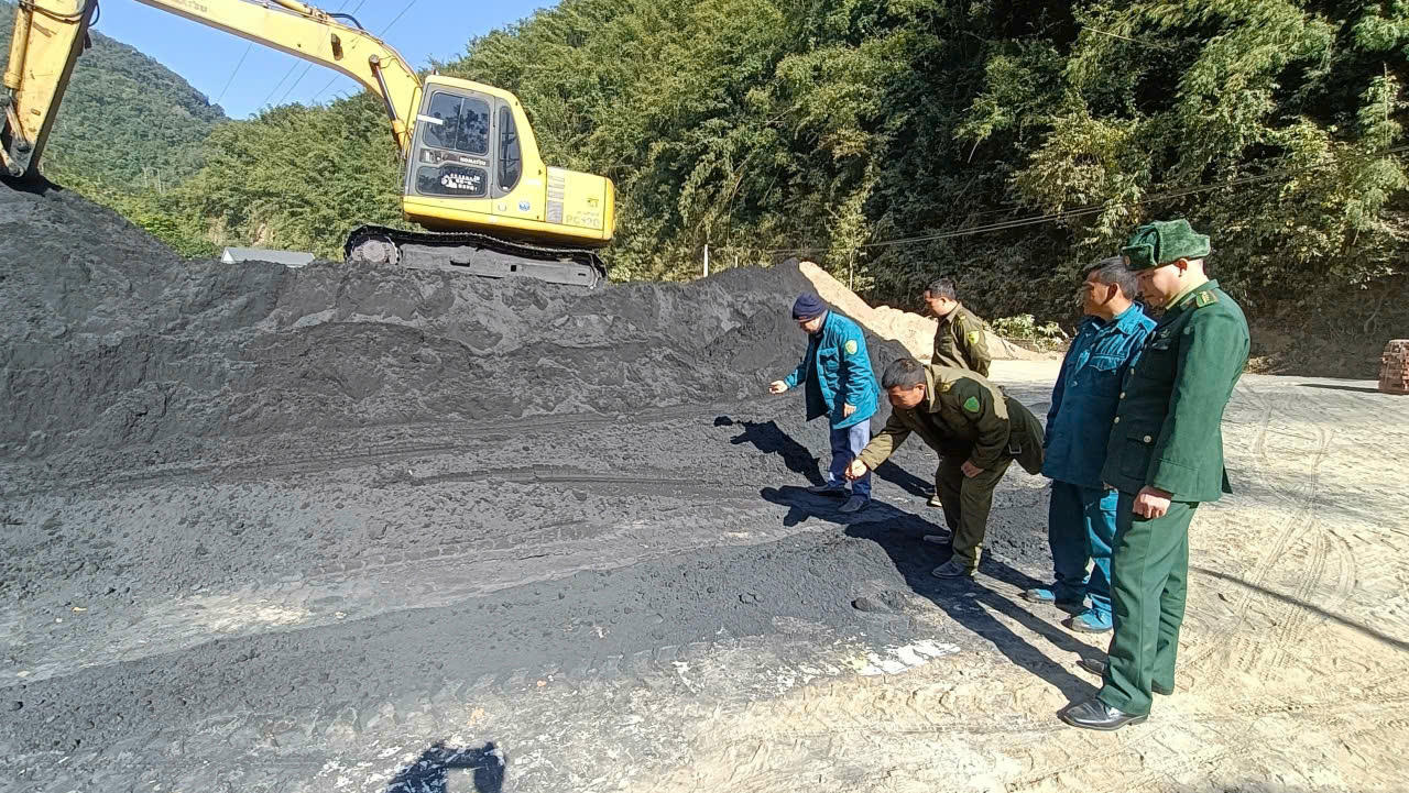 Xã Phiêng Pằn kiên quyết ngăn chặn, xử lý nghiêm các hành vi vi phạm pháp luật về tập kết quặng trái phép trên địa bàn.