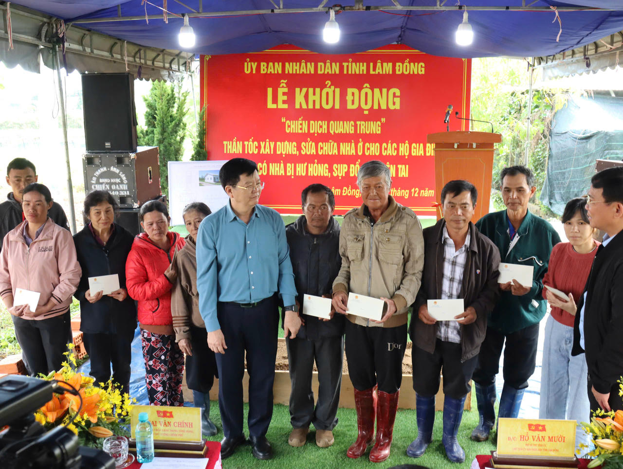 Đoàn công tác trao tặng quà cho các hộ dân bị thiệt hại nặng do mưa lũ.