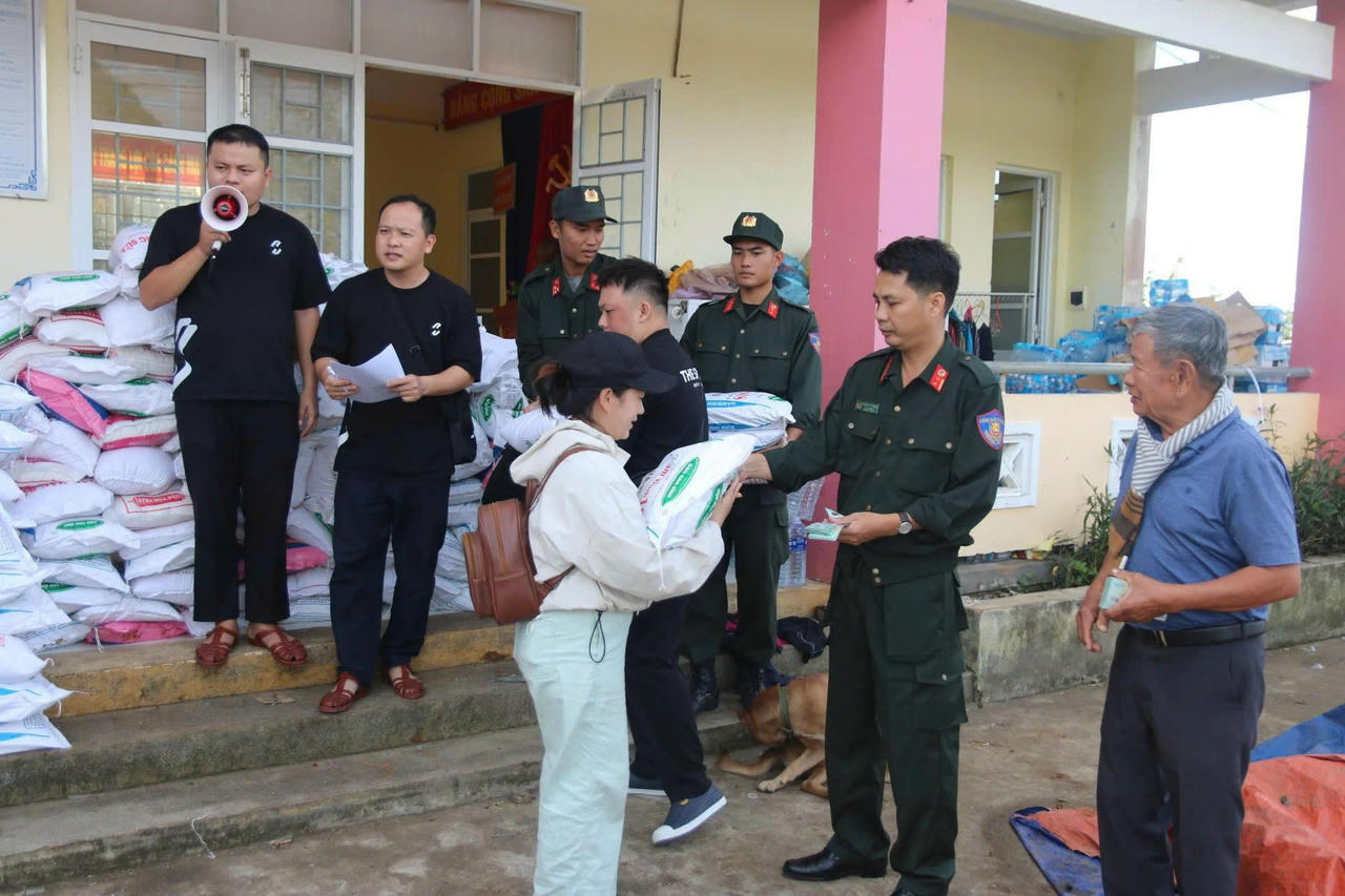 Trung tá Nguyễn Viết Trung trao quà động viên người dân vùng lũ xã Tuy Phước (Gia Lai).
