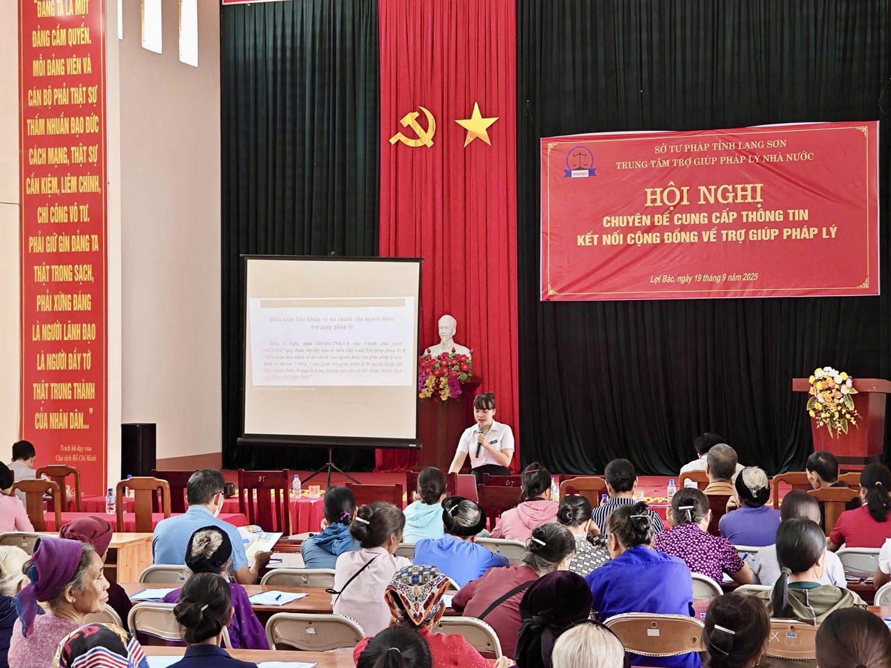 Trung tâm trợ giúp pháp lý tỉnh Lạng Sơn tuyên truyền tiếp cận chính sách cho người dân. (Ảnh: Lê Hanh)