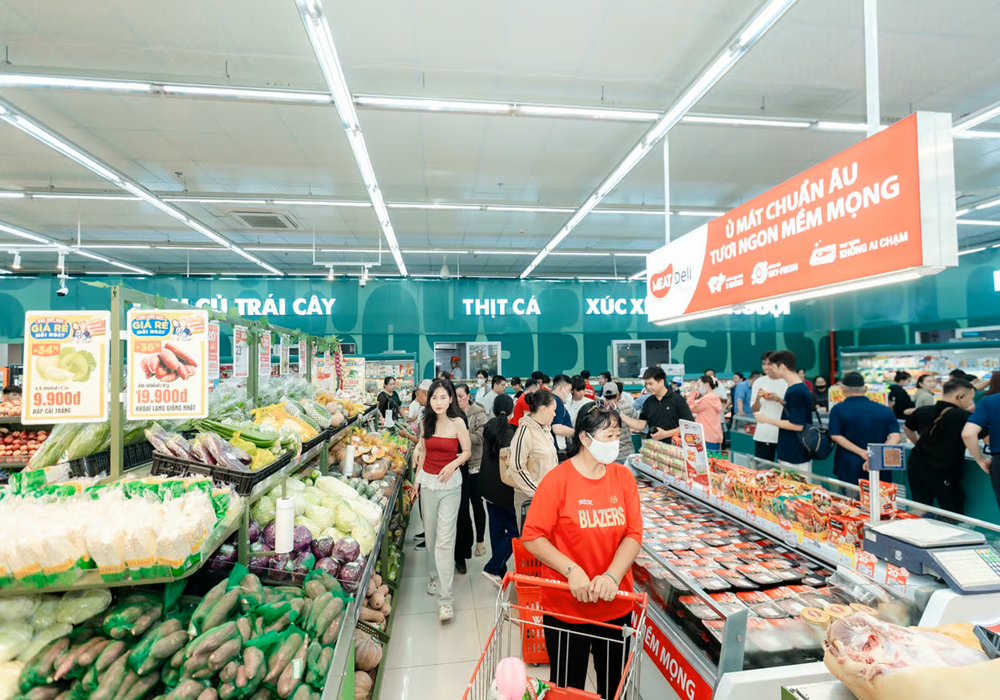 Khách hàng đến Winmart được hưởng nhiều ưu đãi mua sắm.
