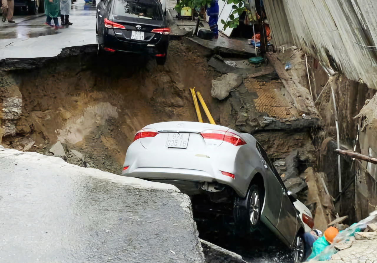 Vụ việc khiến 2 ô tô bị rơi xuống hố. Có ít nhất một người bị thương, được đưa đi cấp cứu ngay sau đó.