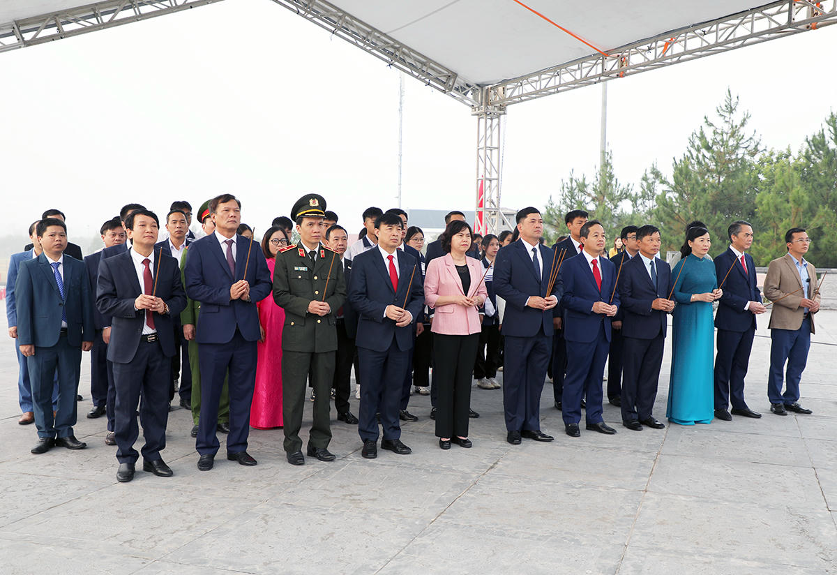 Bắc Ninh: Lãnh đạo tỉnh dâng hương nhân kỷ niệm 117 năm ngày sinh đồng chí Ngô Gia Tự