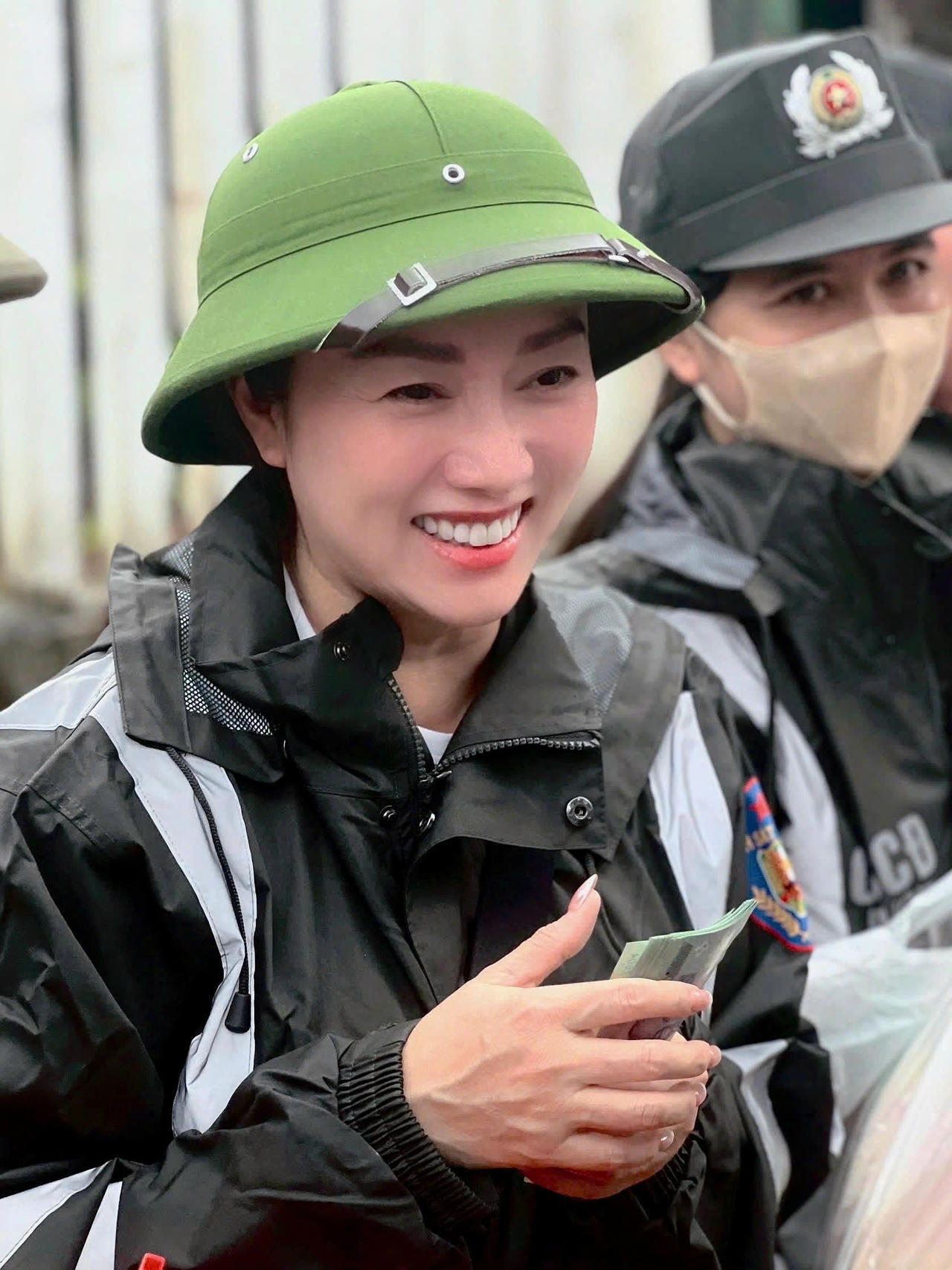 Bà Huỳnh Tiên (The Smith Entertainment) trao các phần quà thiết thực đến tay người dân xã Tuy Phước.
