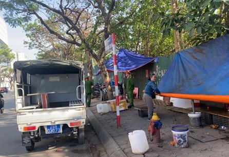 Tổ công tác Công an phường Yên Hòa nhắc nhở người dân tháo dỡ mái che